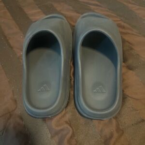 Yeezy slides “dark onyx” *NO BOX*